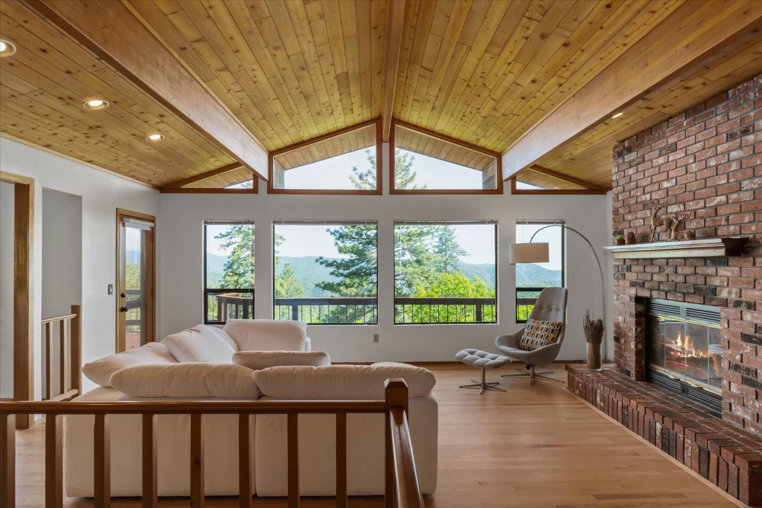 886 Laurel Lane