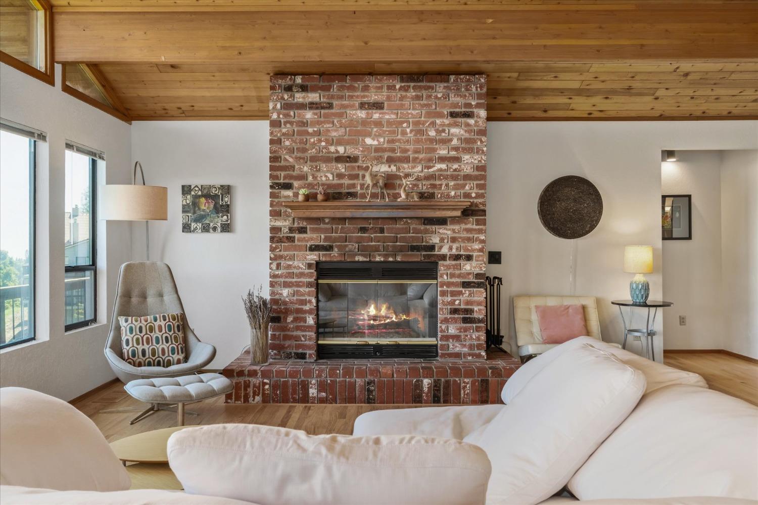 886 Laurel Lane