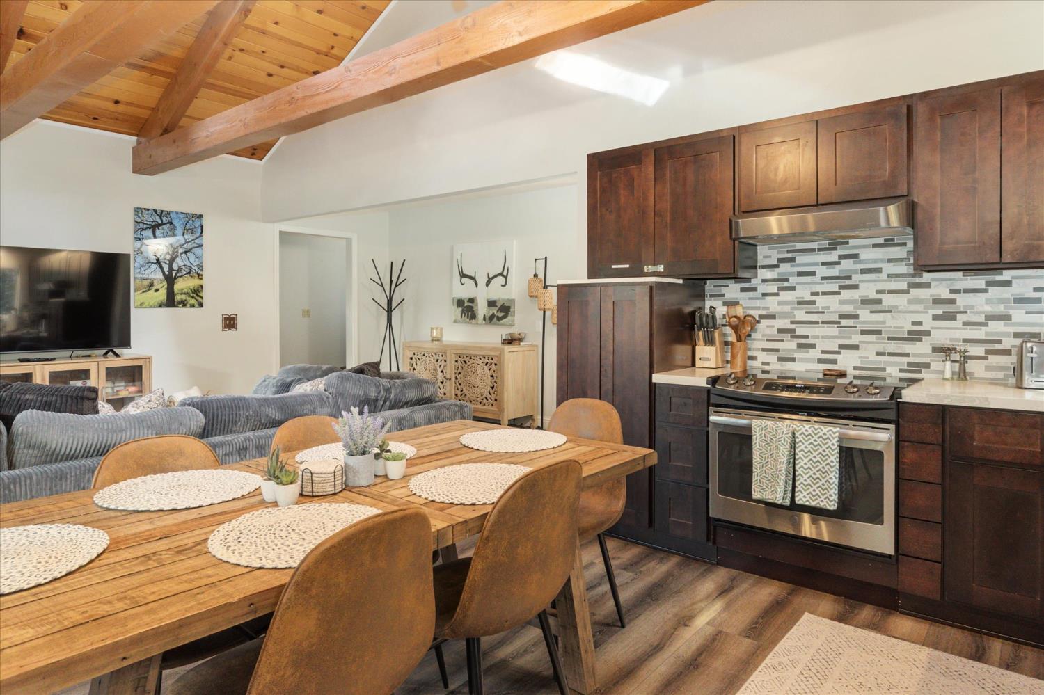 1425 Topanga Lane