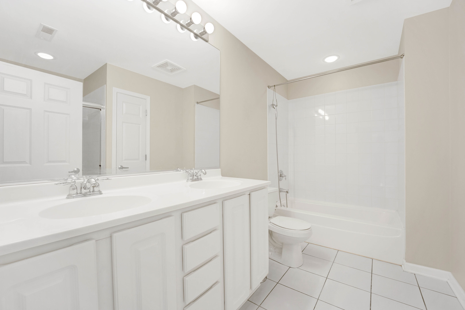 5036 W PENSACOLA Avenue Unit: 203