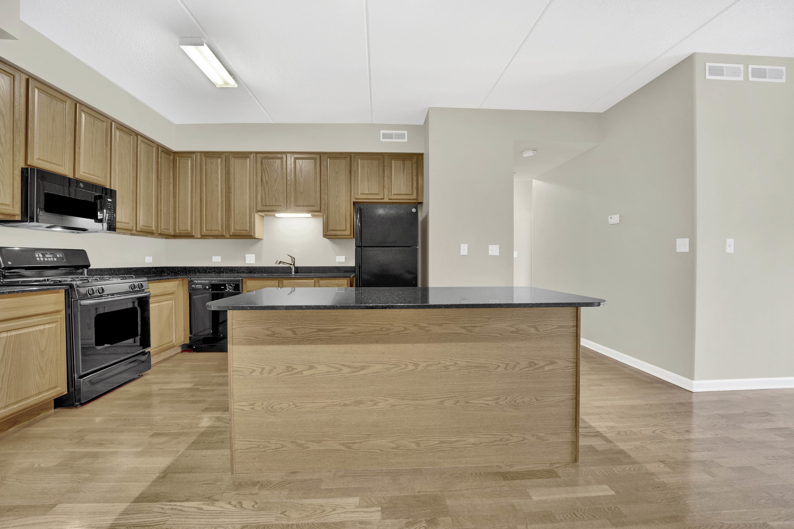 5036 W PENSACOLA Avenue Unit: 203