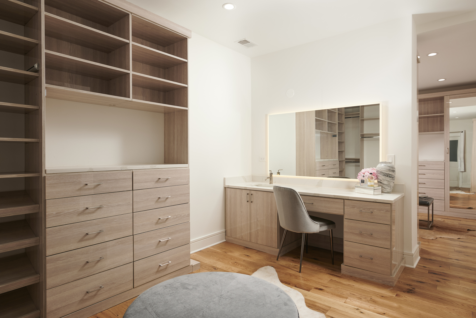 257 E Delaware Place Unit: 10AB