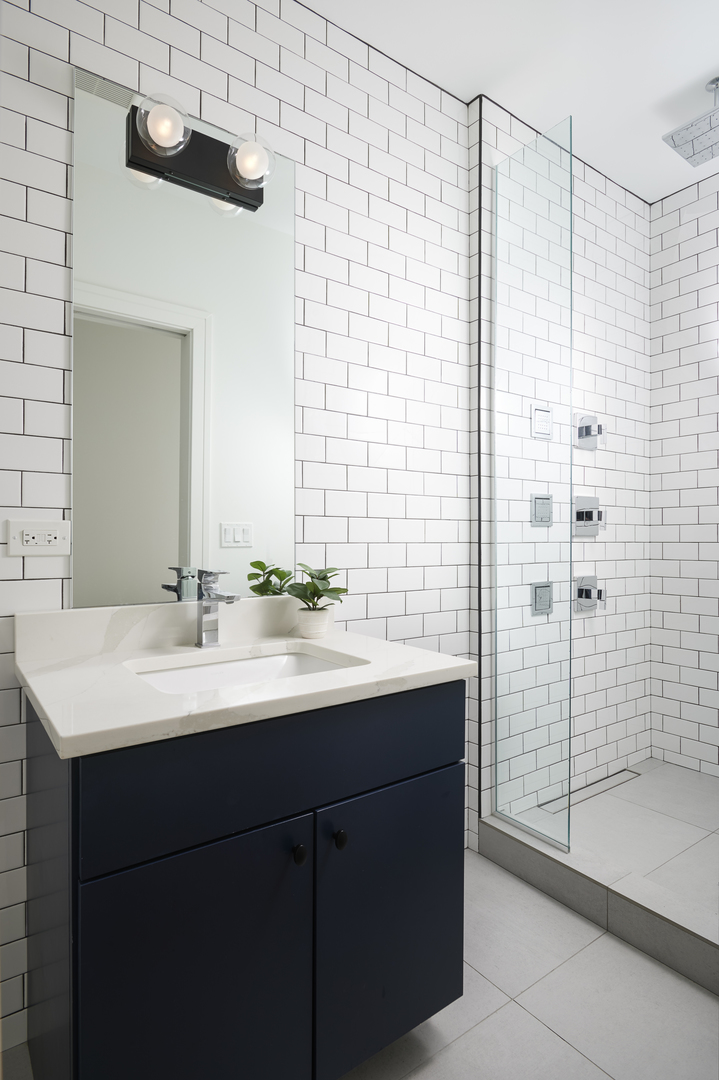 257 E Delaware Place Unit: 10AB