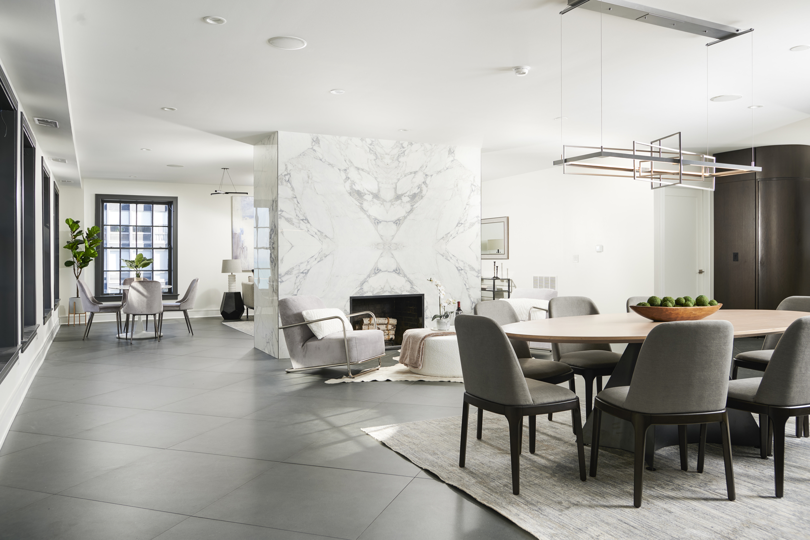 257 E Delaware Place Unit: 10AB