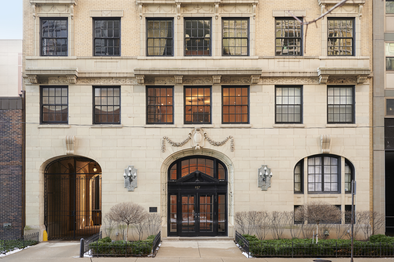 257 E Delaware Place Unit: 10AB