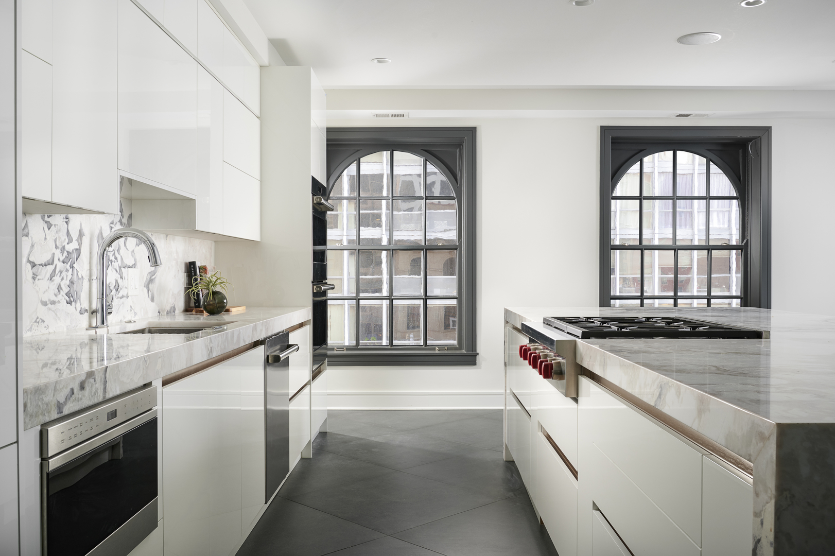 257 E Delaware Place Unit: 10AB