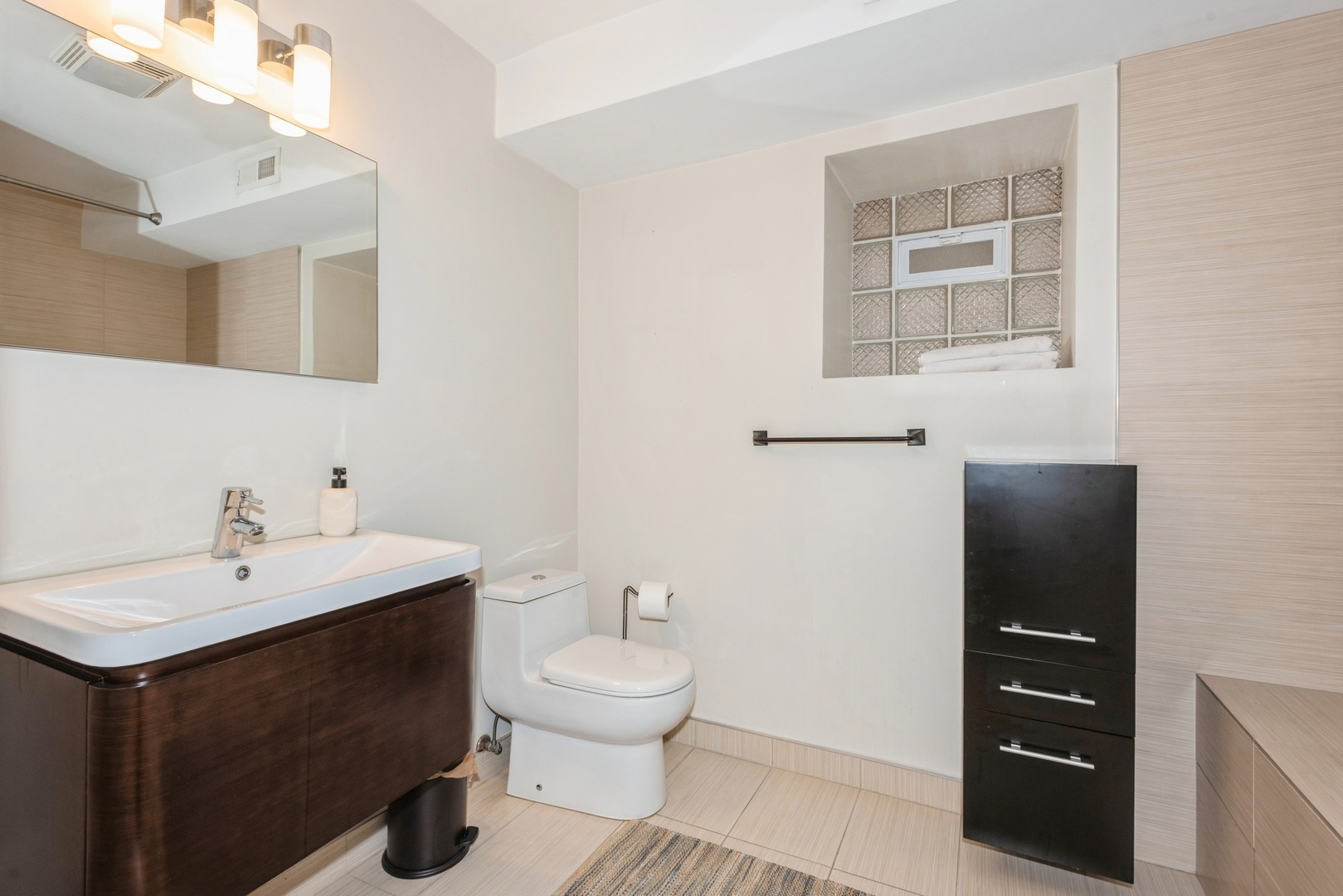 2322 W AUGUSTA Boulevard Unit: 1A