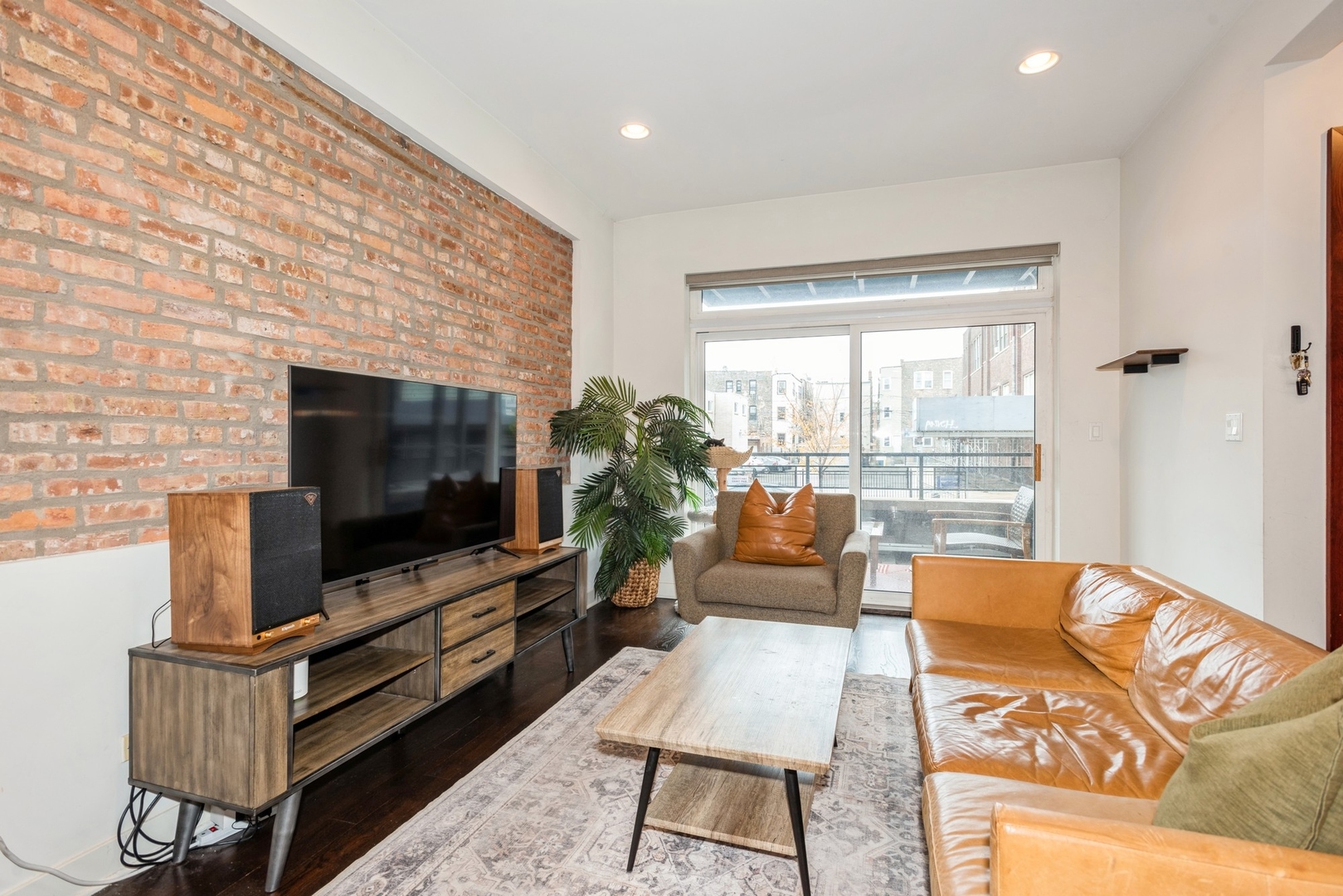 2322 W AUGUSTA Boulevard Unit: 1A