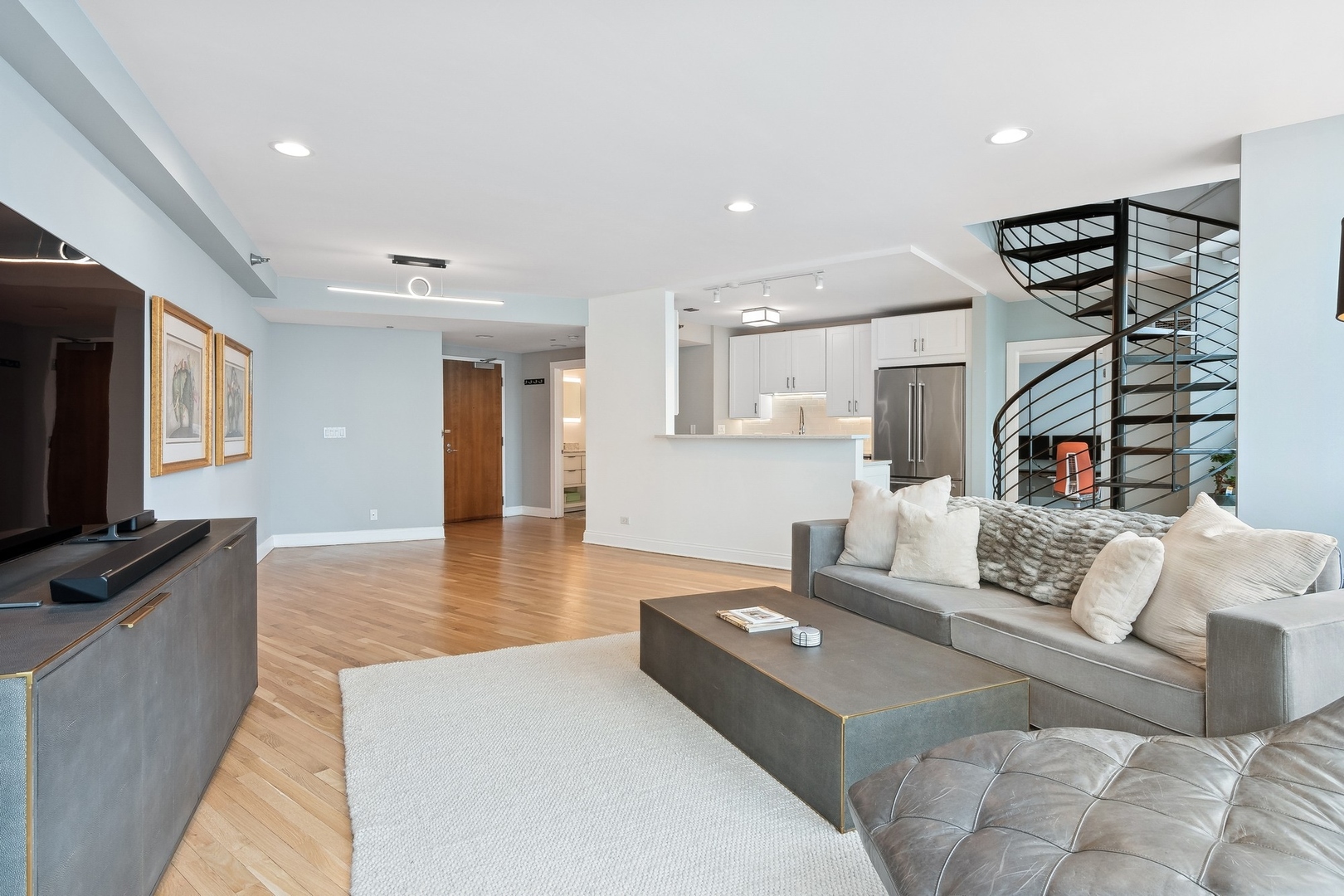 600 N KINGSBURY Street Unit: 1905
