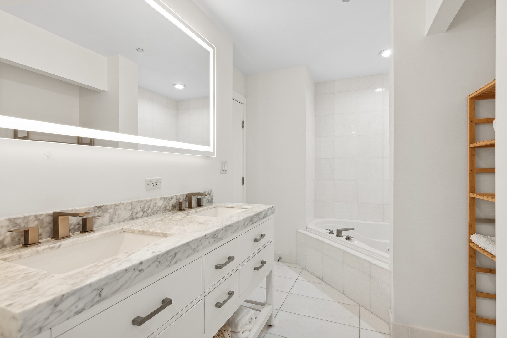 600 N KINGSBURY Street Unit: 1905