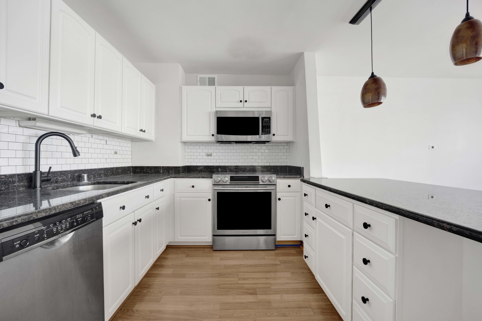 33 E Cedar Street Unit: 17F