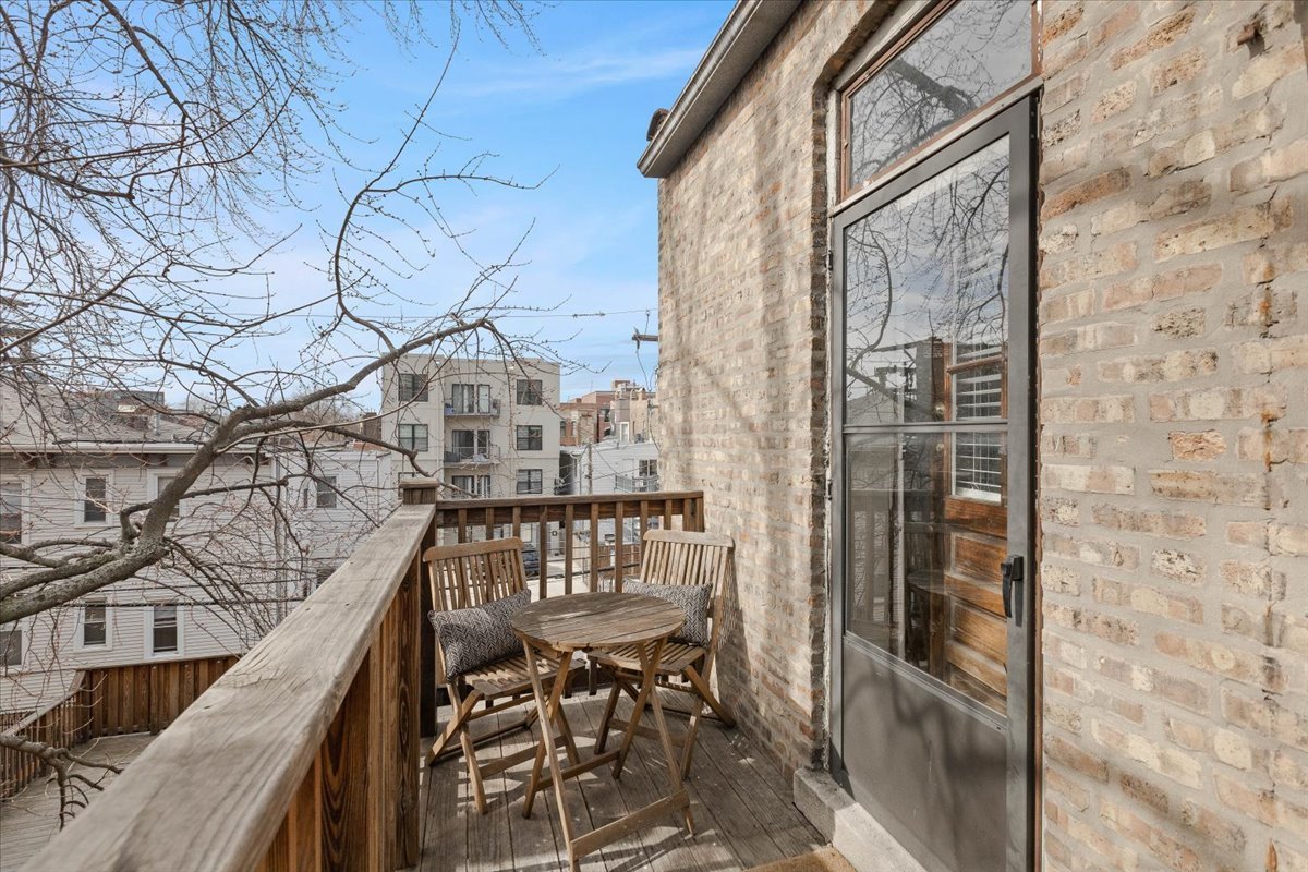 2608 N Burling Street Unit: 3