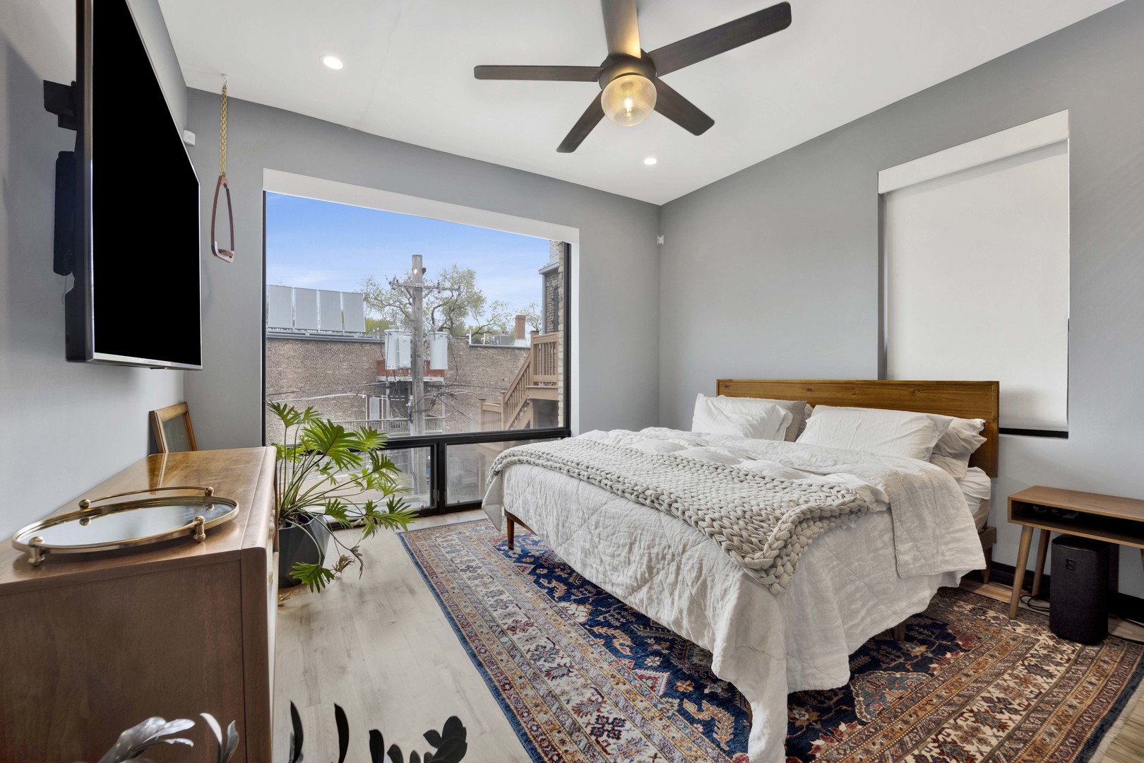 2130 W North Avenue Unit: 202