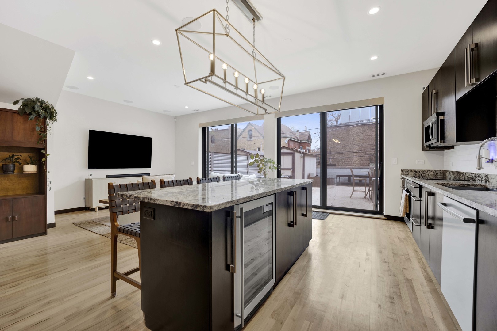 2130 W North Avenue Unit: 202