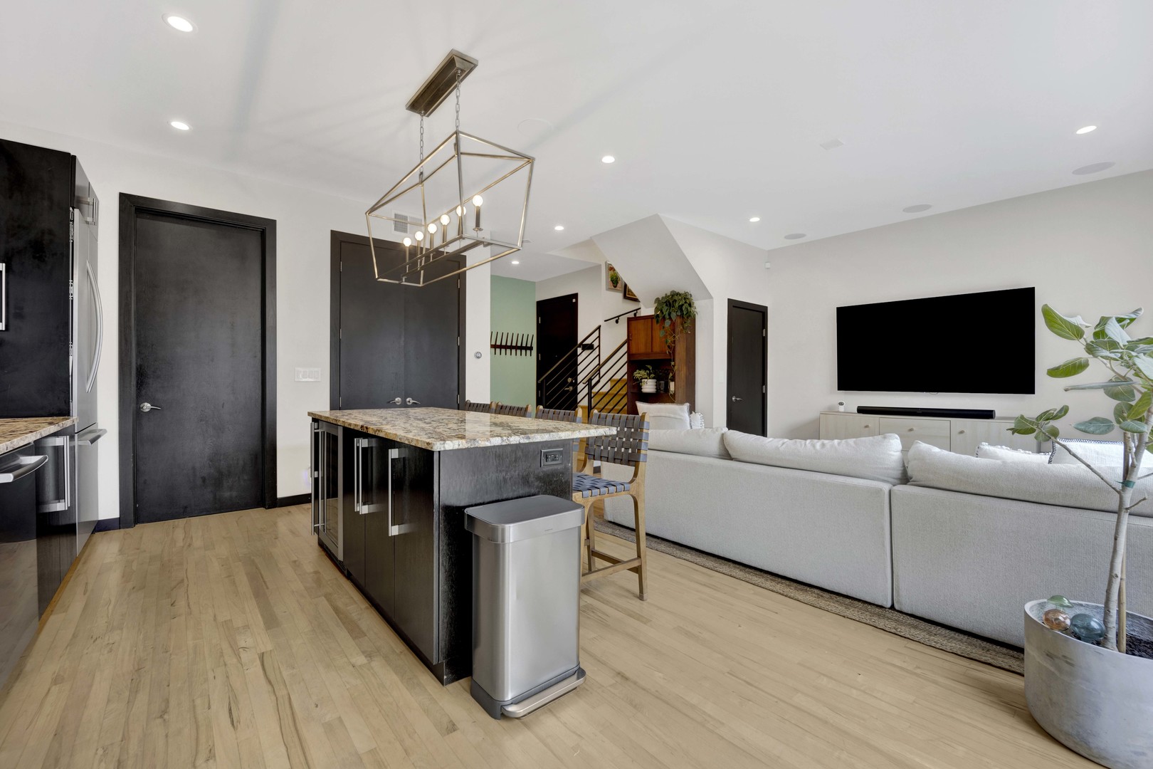 2130 W North Avenue Unit: 202