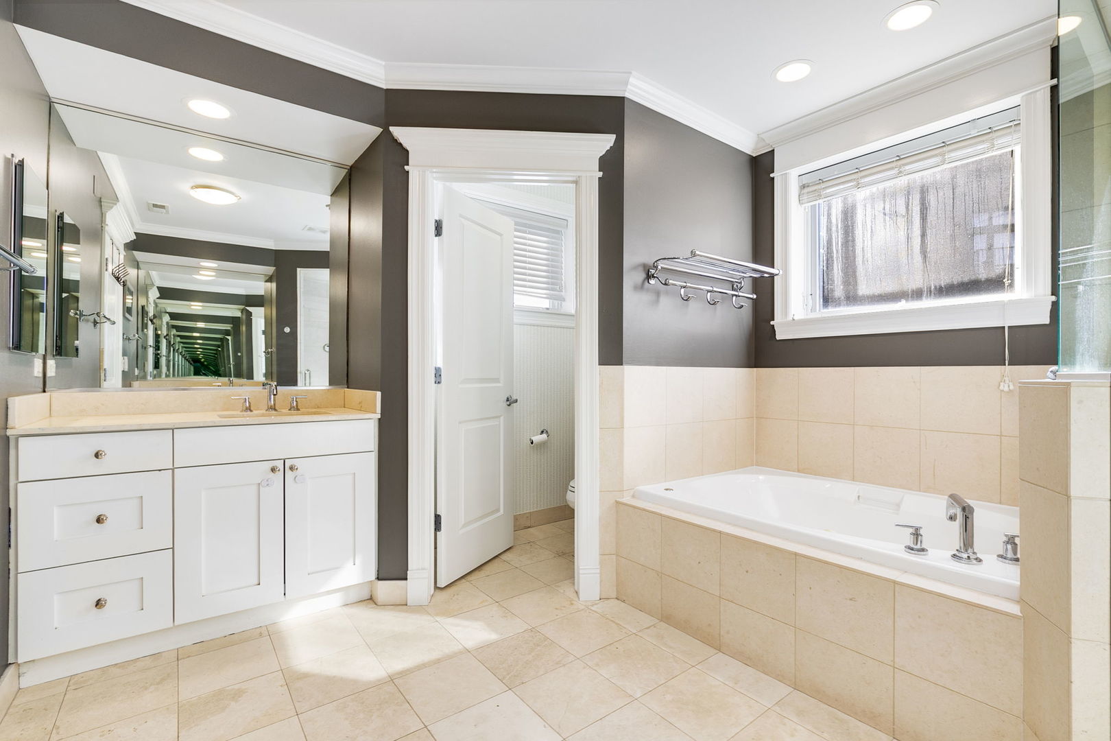 663 W Wellington Avenue Unit: 4