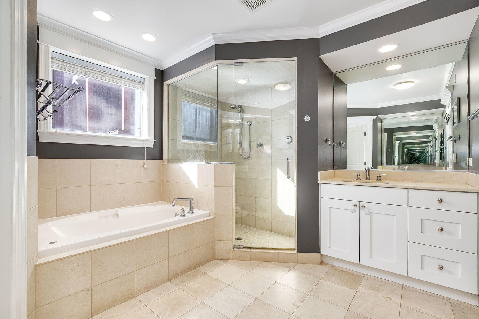 663 W Wellington Avenue Unit: 4