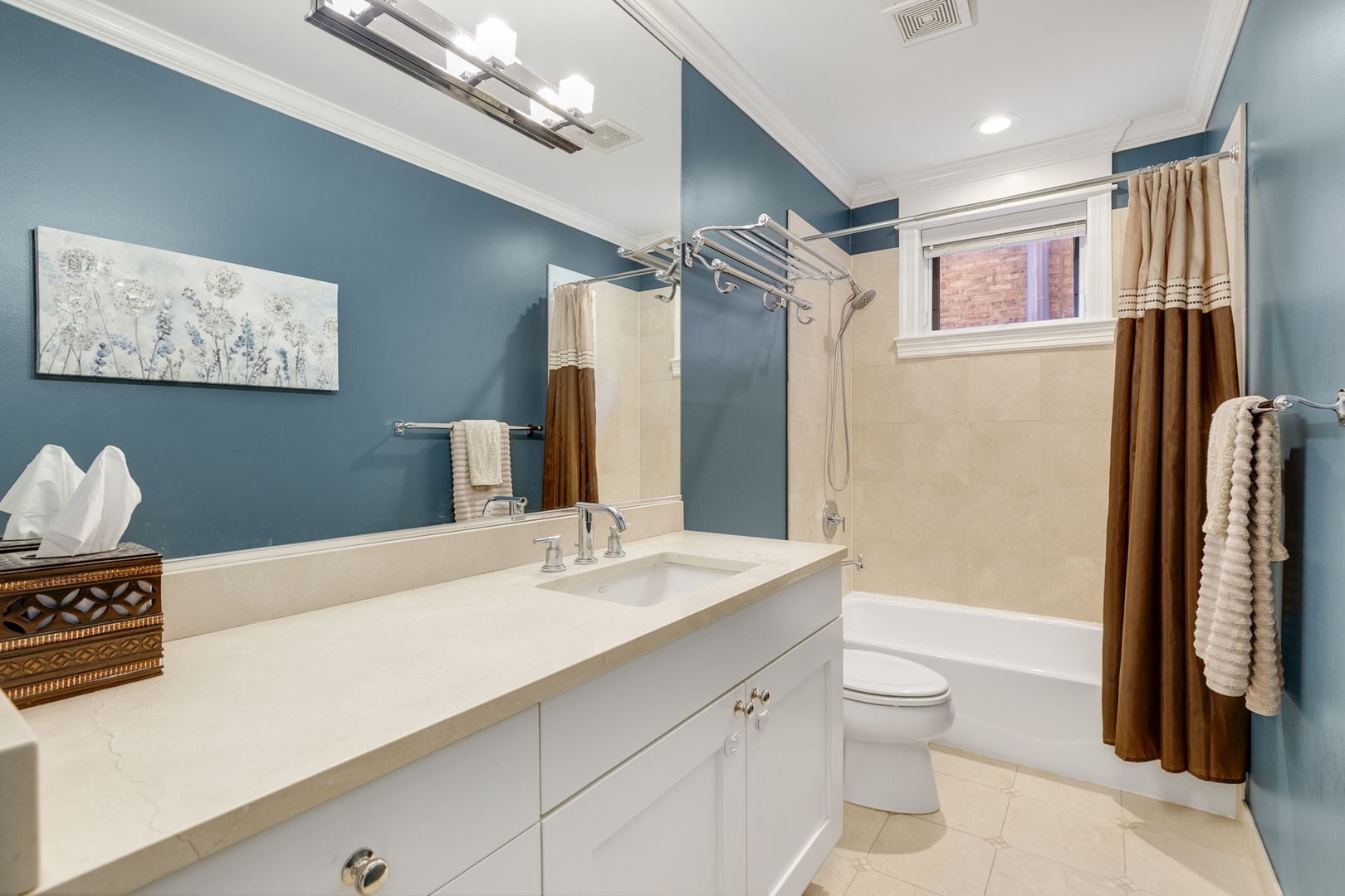 663 W Wellington Avenue Unit: 4