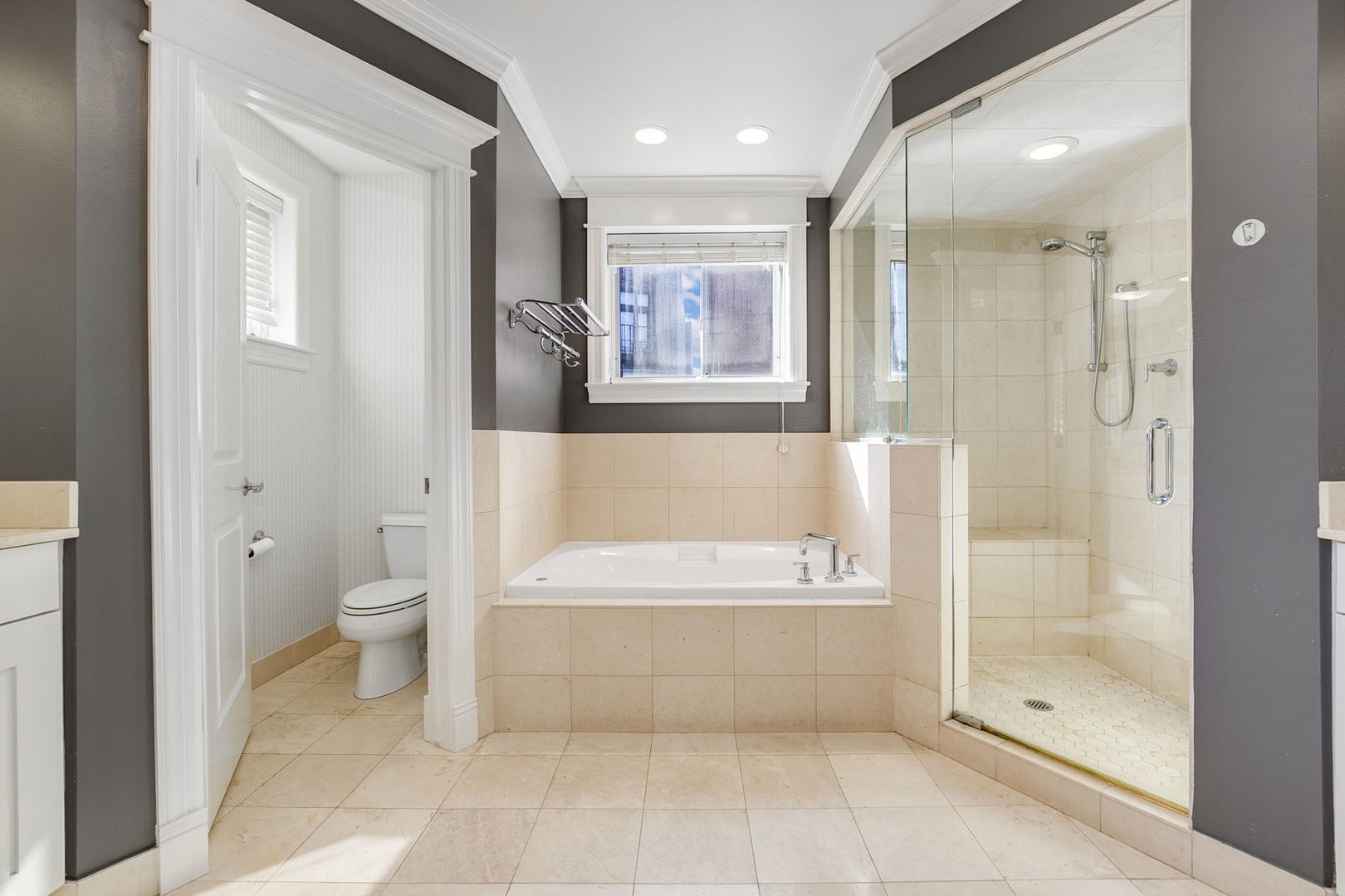 663 W Wellington Avenue Unit: 4