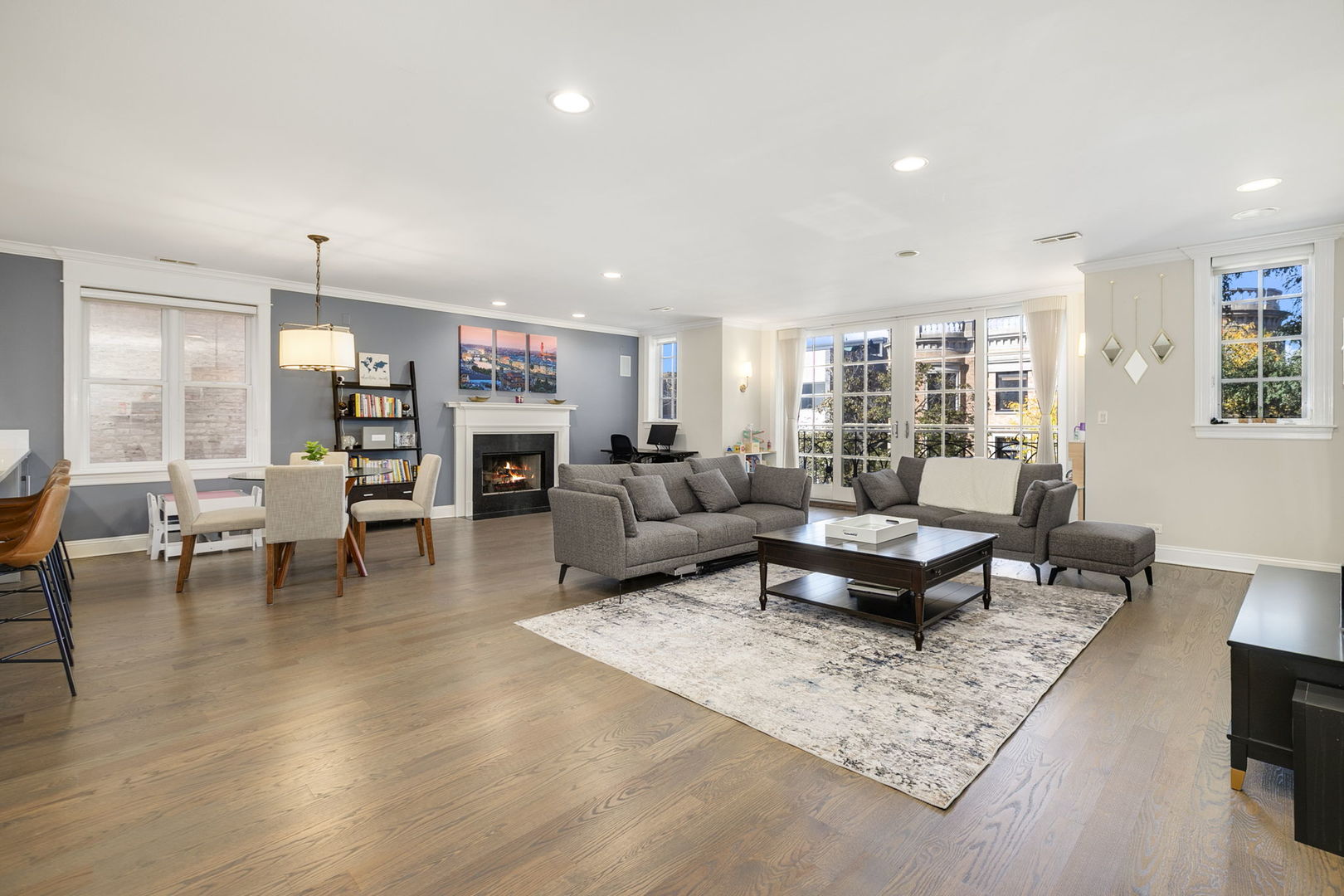 663 W Wellington Avenue Unit: 4