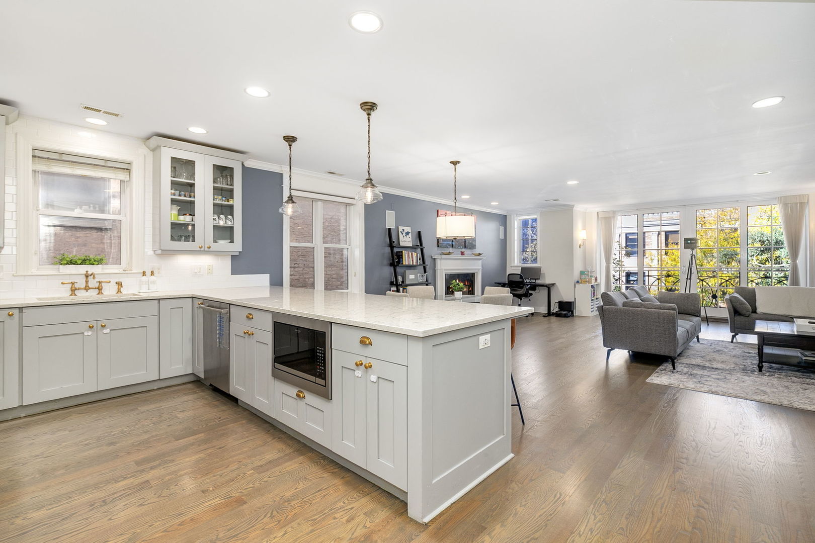 663 W Wellington Avenue Unit: 4