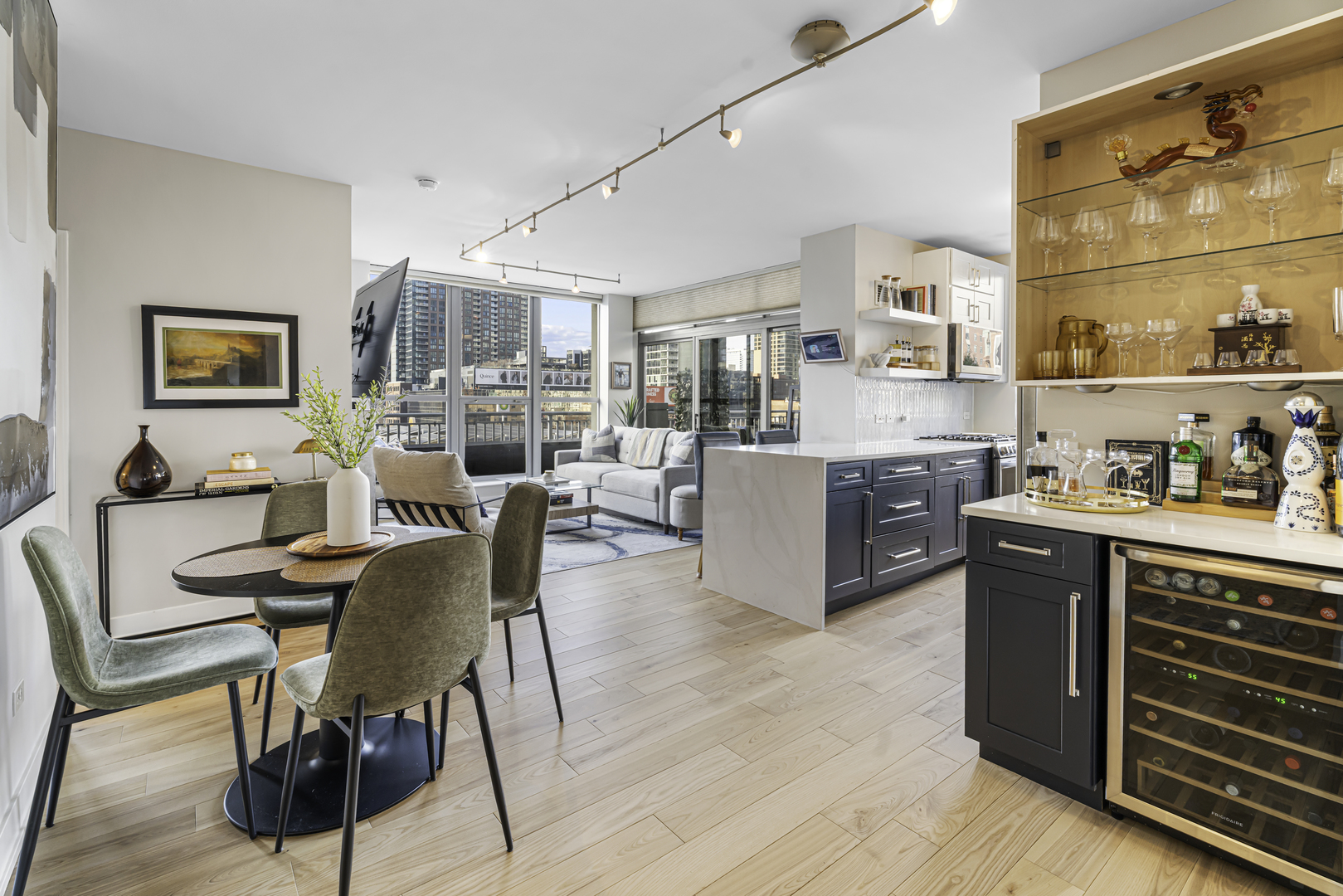 600 N DEARBORN Street Unit: 601