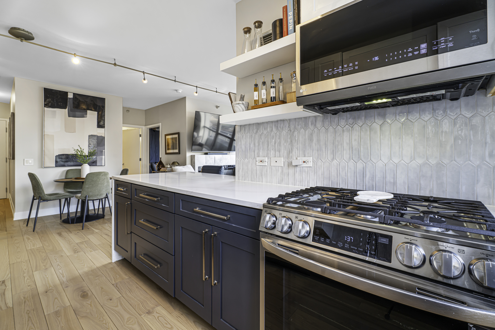 600 N DEARBORN Street Unit: 601