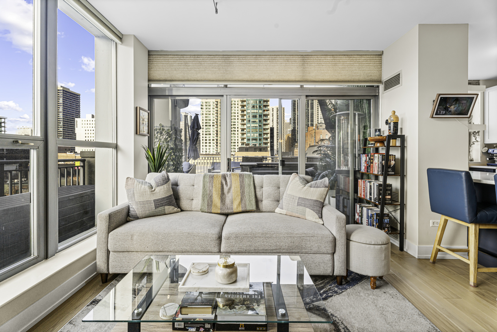600 N DEARBORN Street Unit: 601