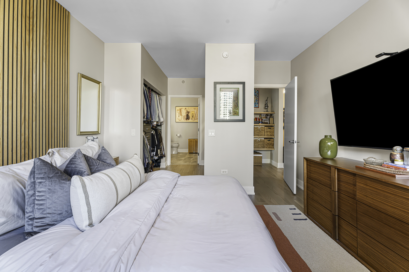 600 N DEARBORN Street Unit: 601