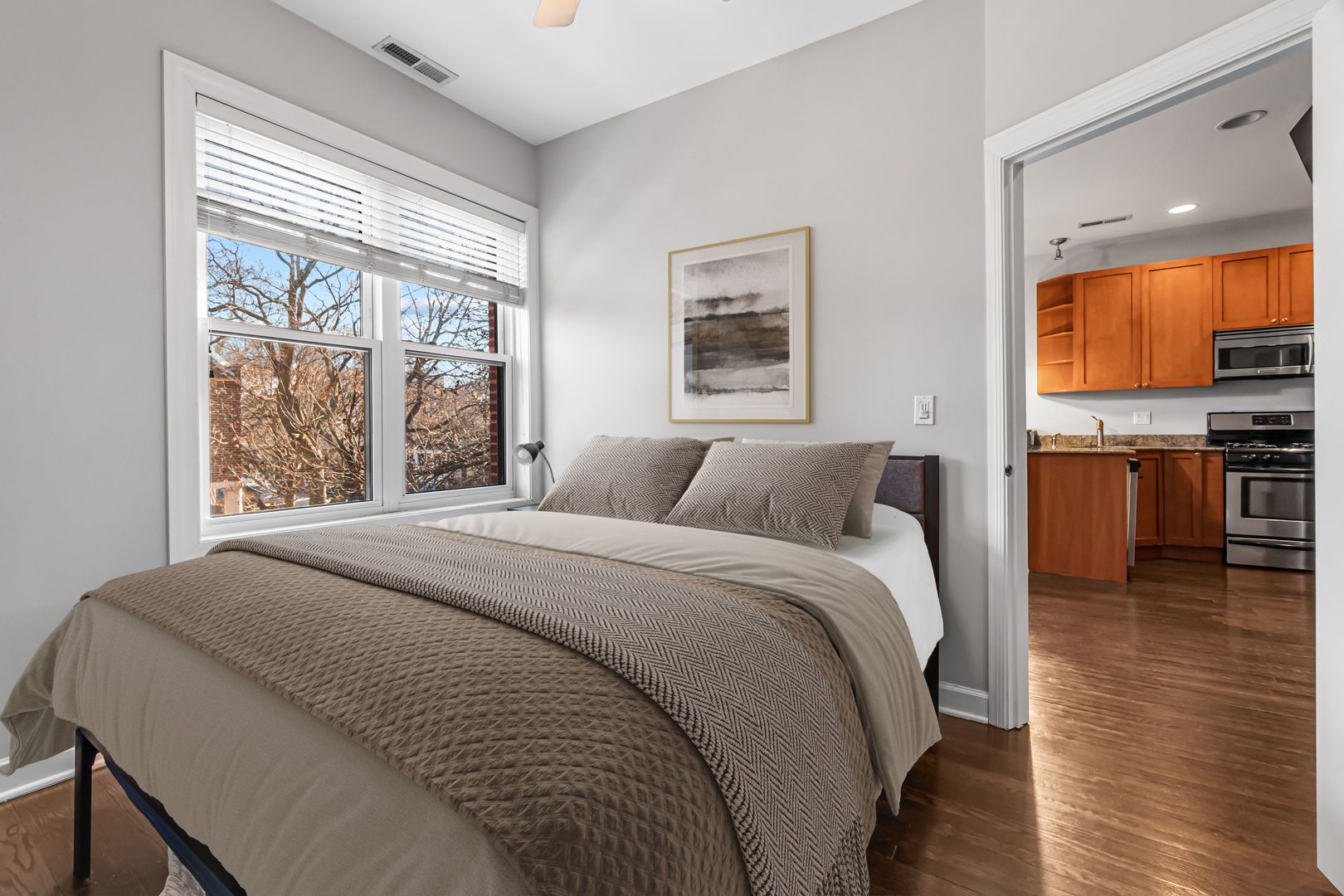 3904 N WOLCOTT Avenue Unit: 2