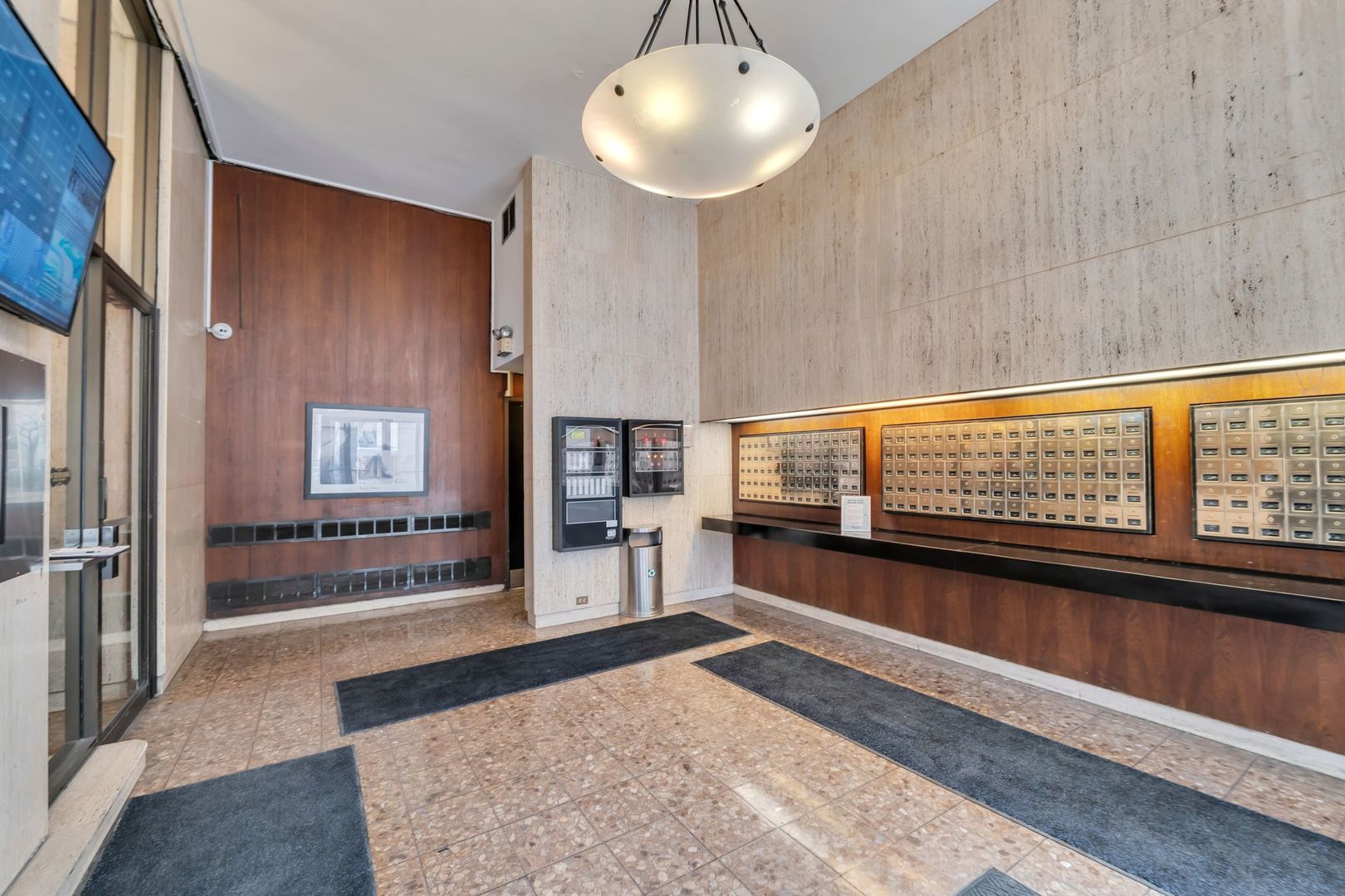 5855 N SHERIDAN Road Unit: 21J