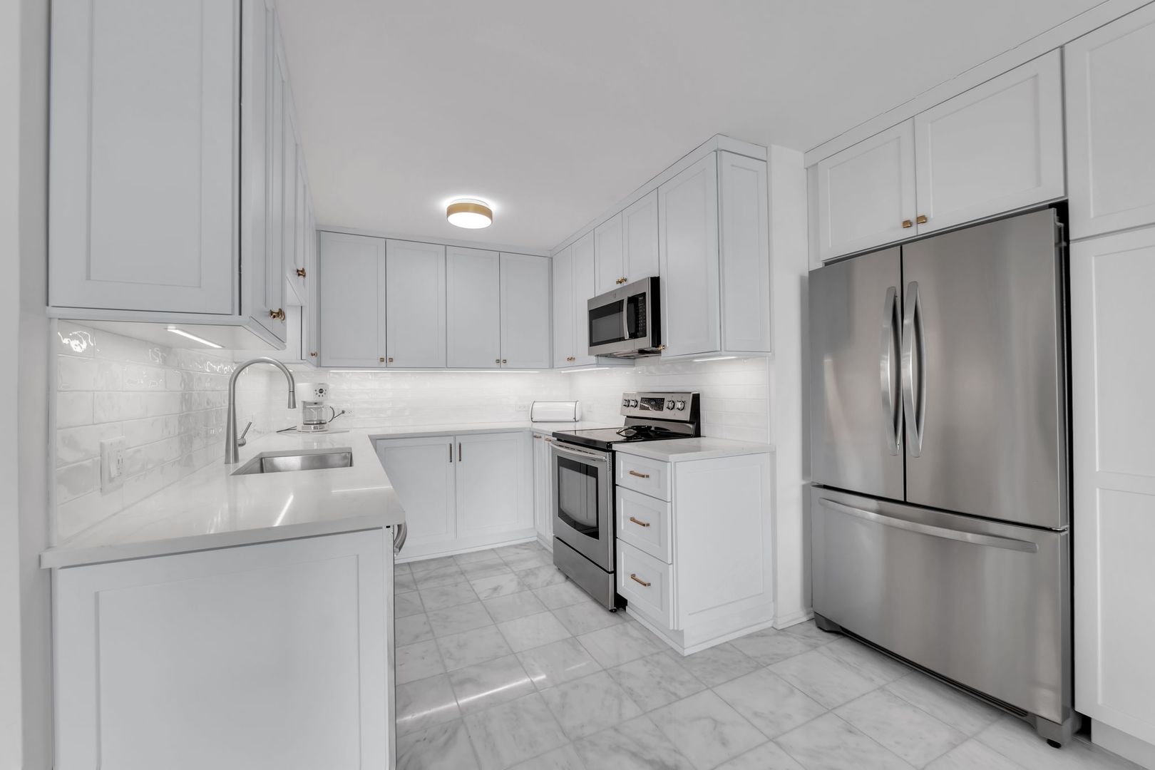 5855 N SHERIDAN Road Unit: 21J