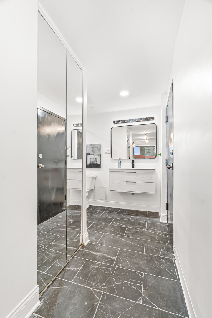 1221 N DEARBORN Street Unit: PH8S