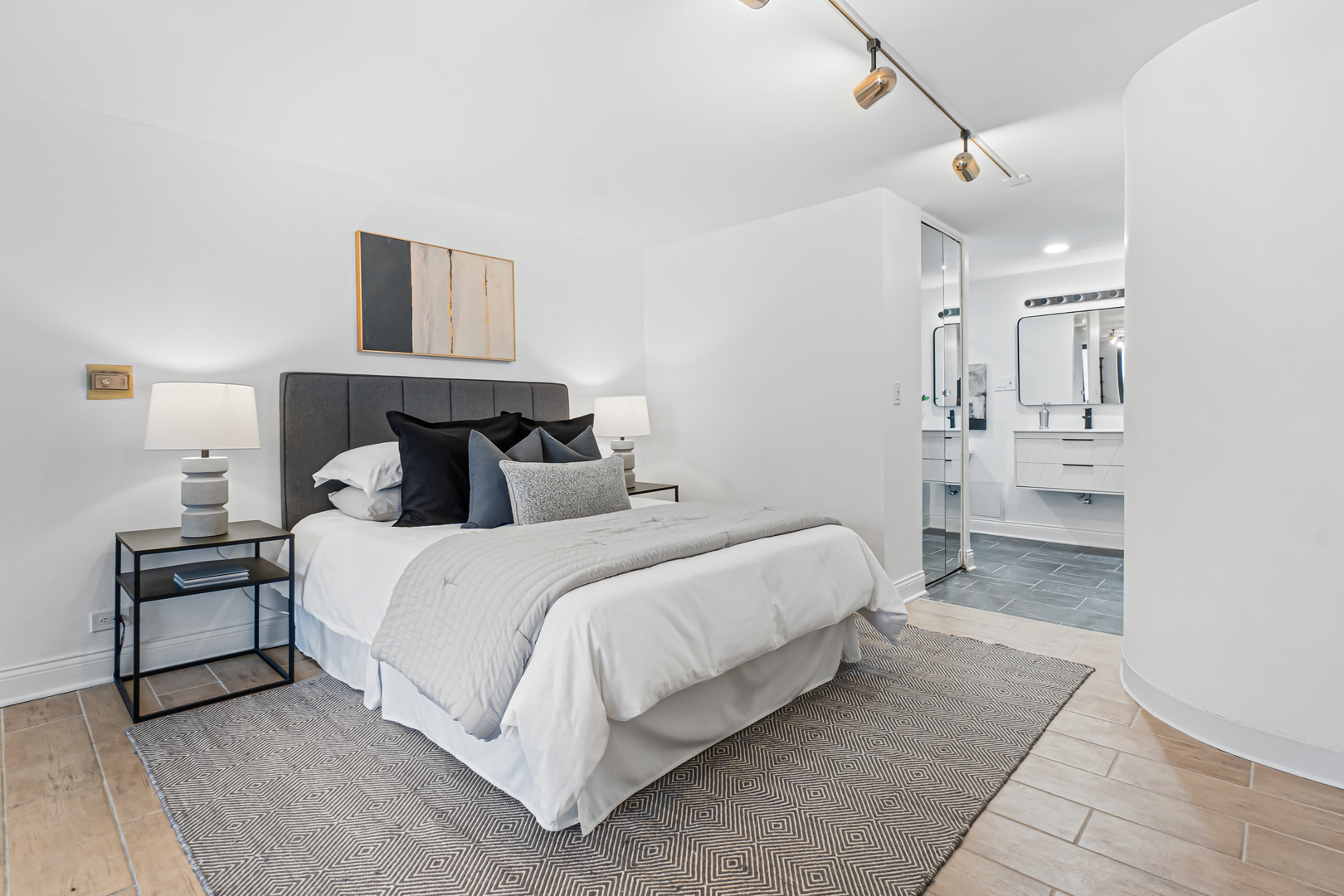 1221 N DEARBORN Street Unit: PH8S