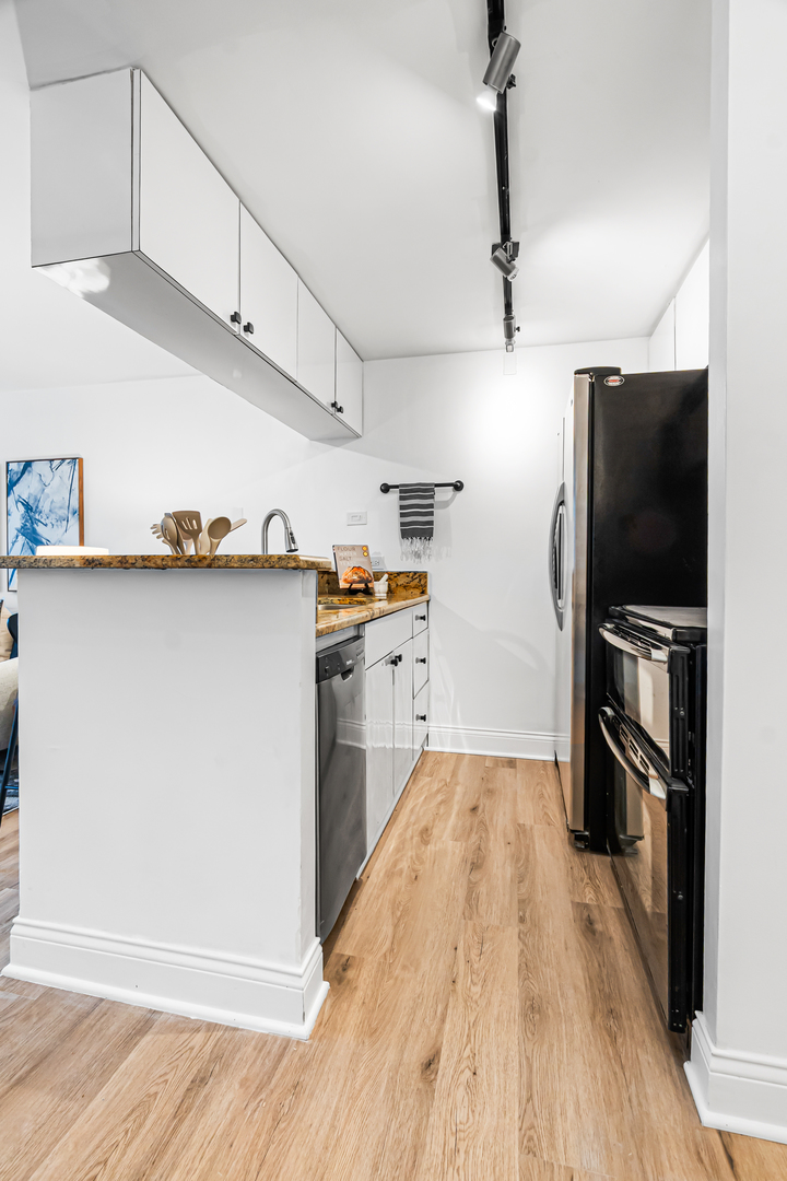 1221 N DEARBORN Street Unit: PH8S