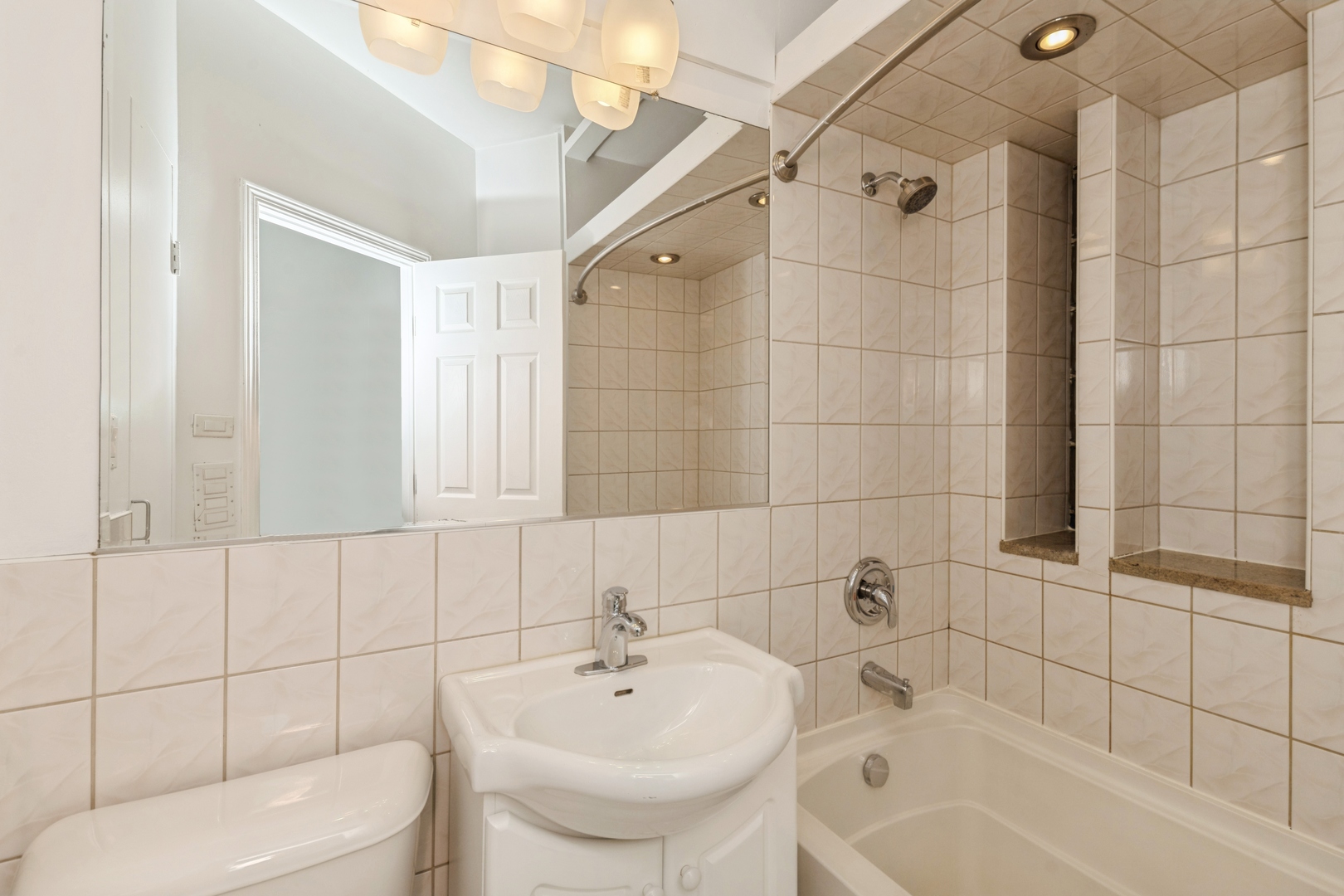 1327 W Addison Street Unit: 2B