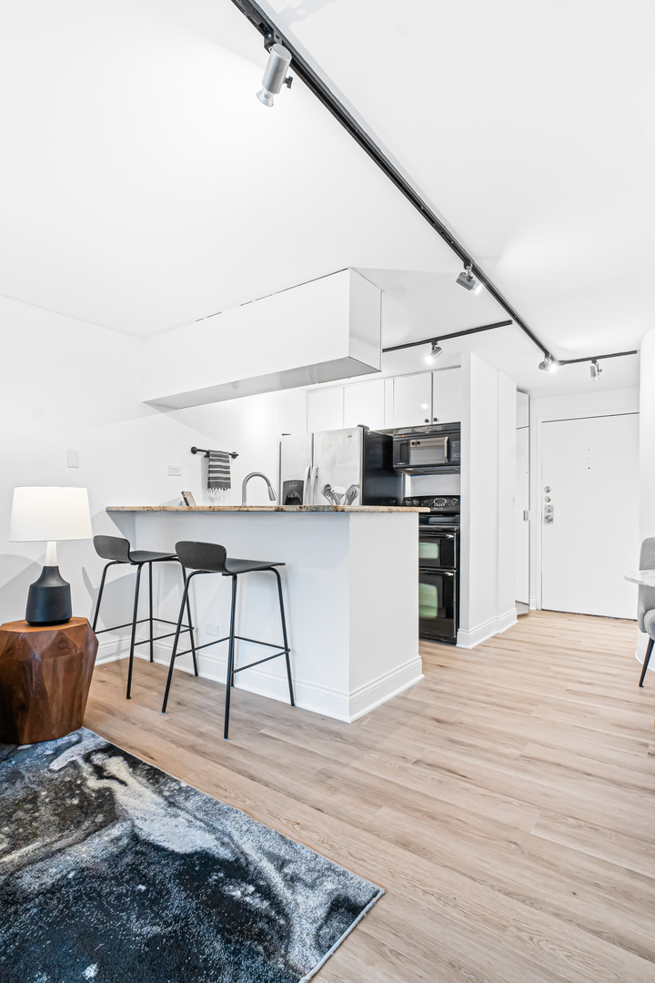 1221 N DEARBORN Street Unit: PH8S