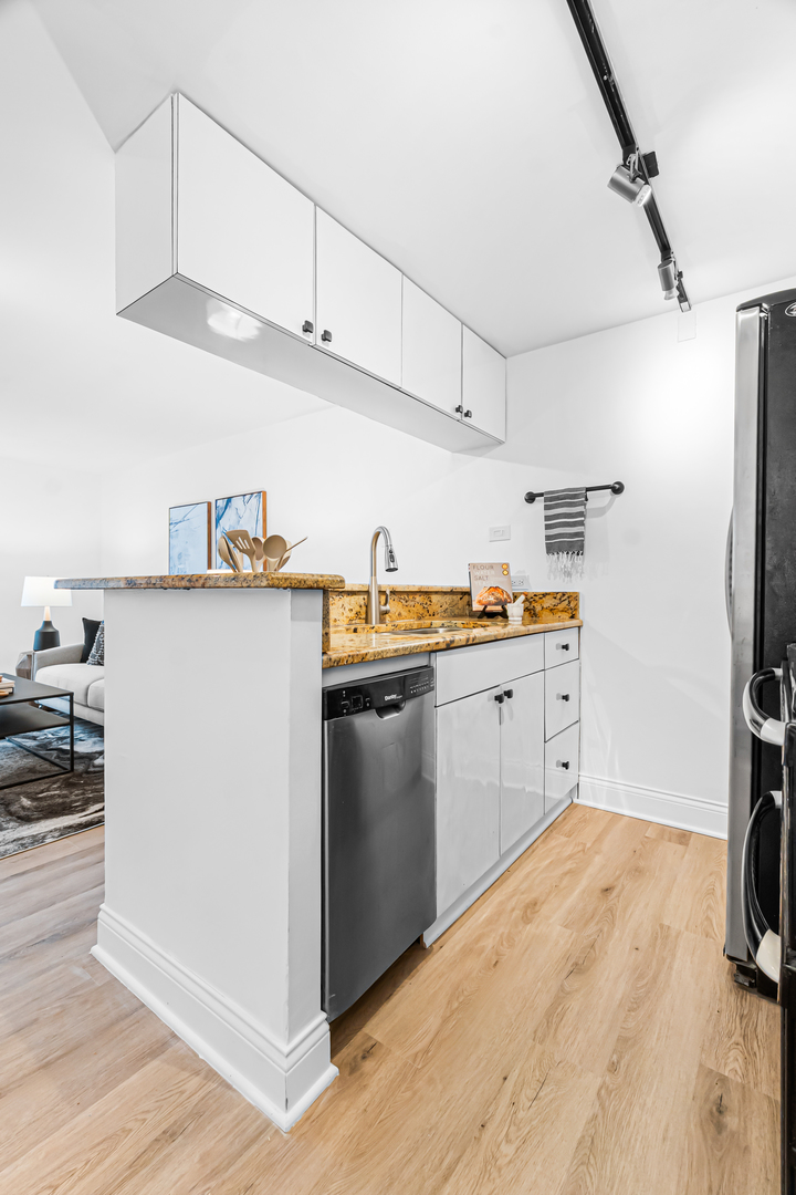 1221 N DEARBORN Street Unit: PH8S