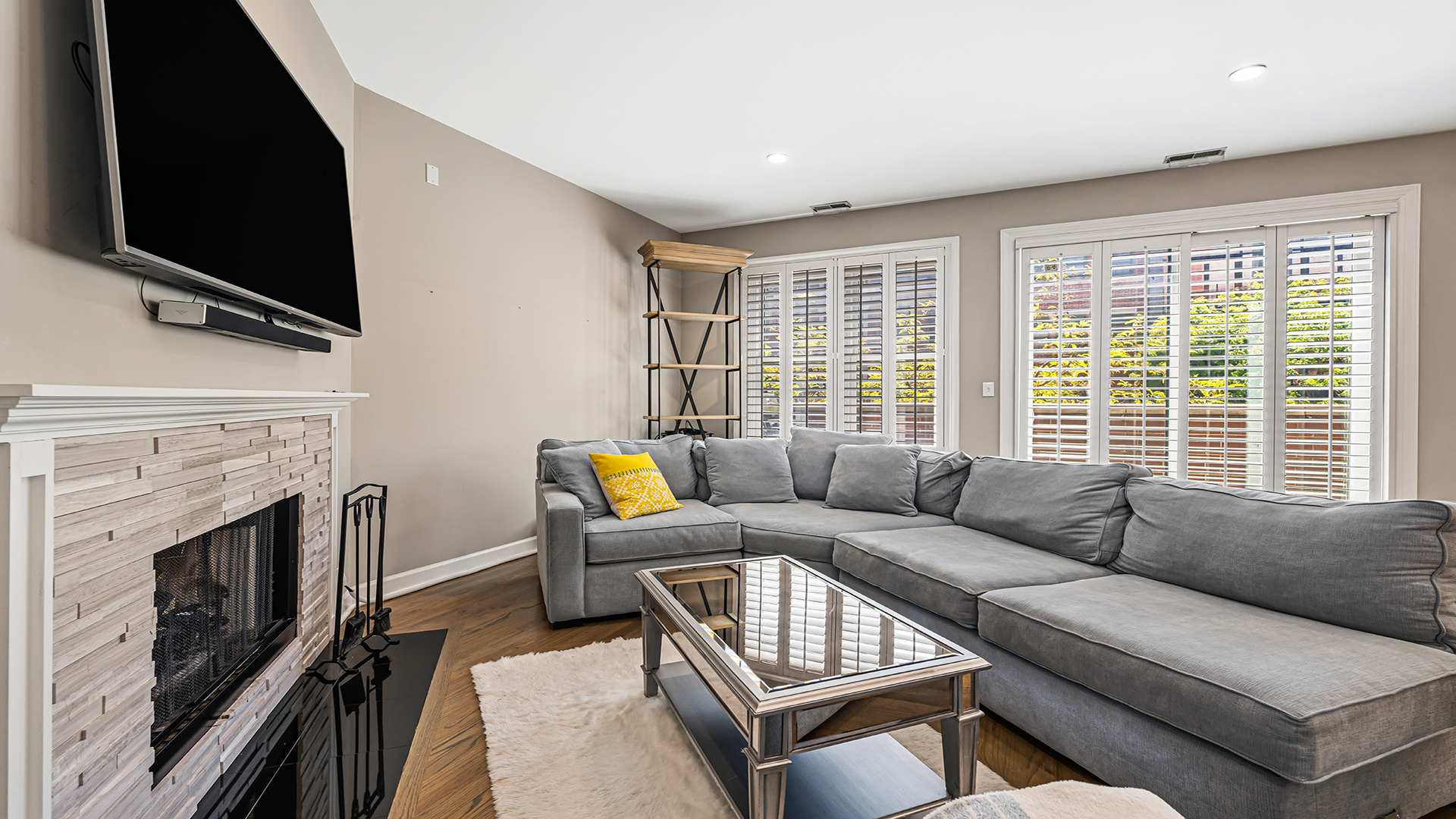 2733 N Lincoln Avenue Unit: A
