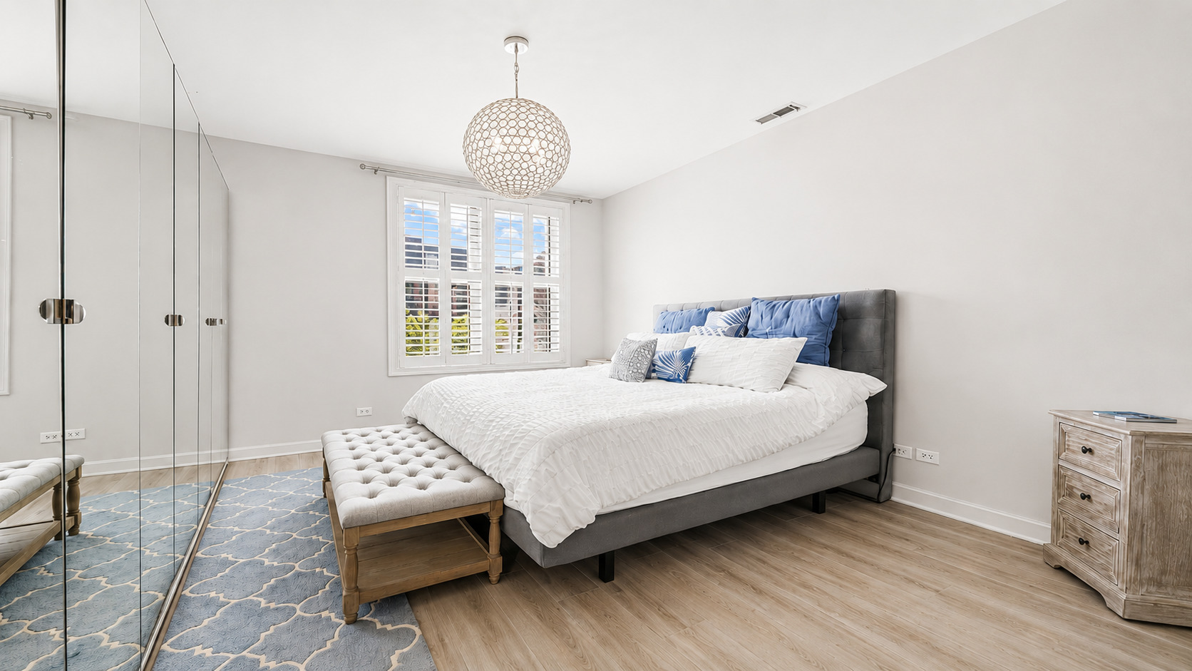 2733 N Lincoln Avenue Unit: A