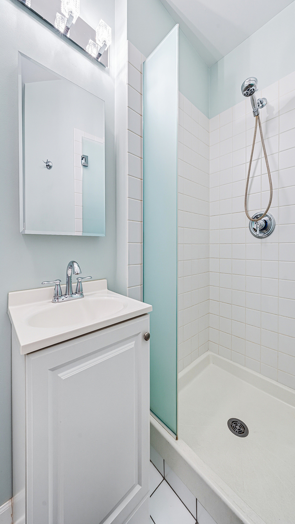 2733 N Lincoln Avenue Unit: A