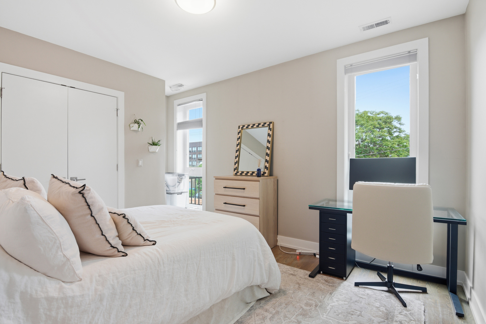 1639 N Artesian Avenue Unit: 2N