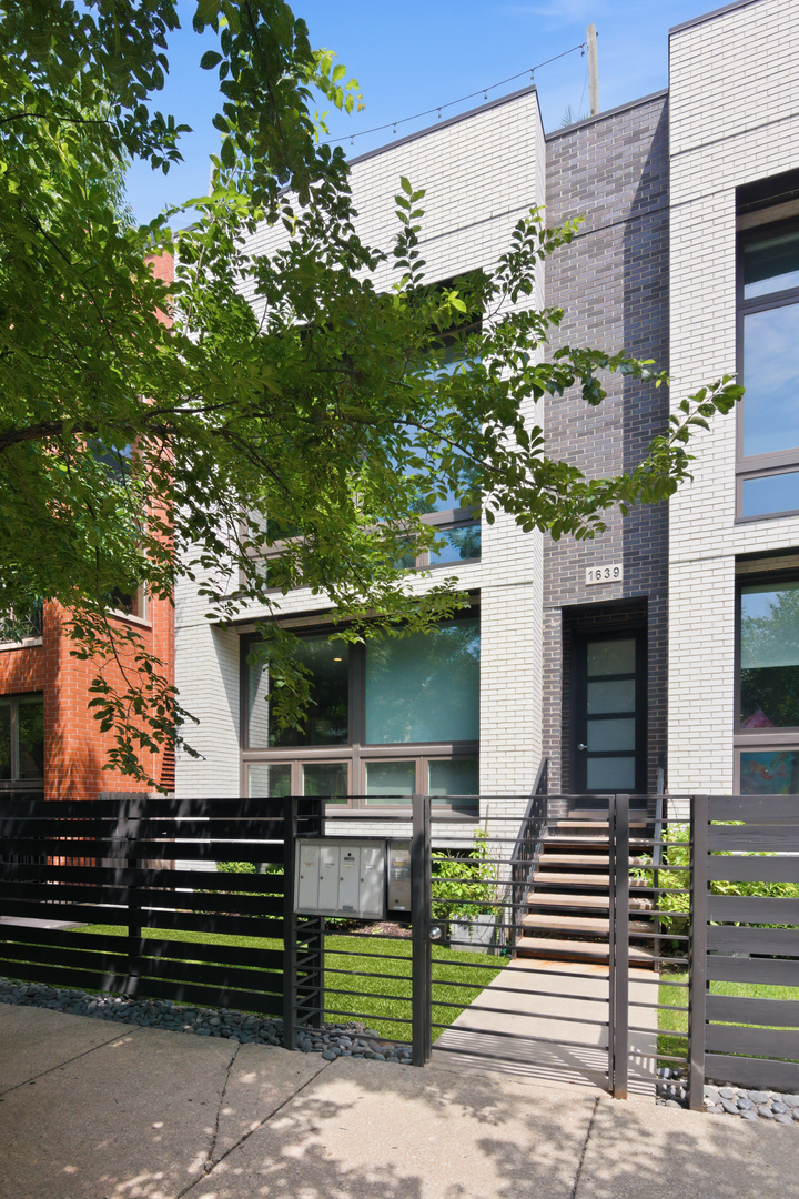 1639 N Artesian Avenue Unit: 2N