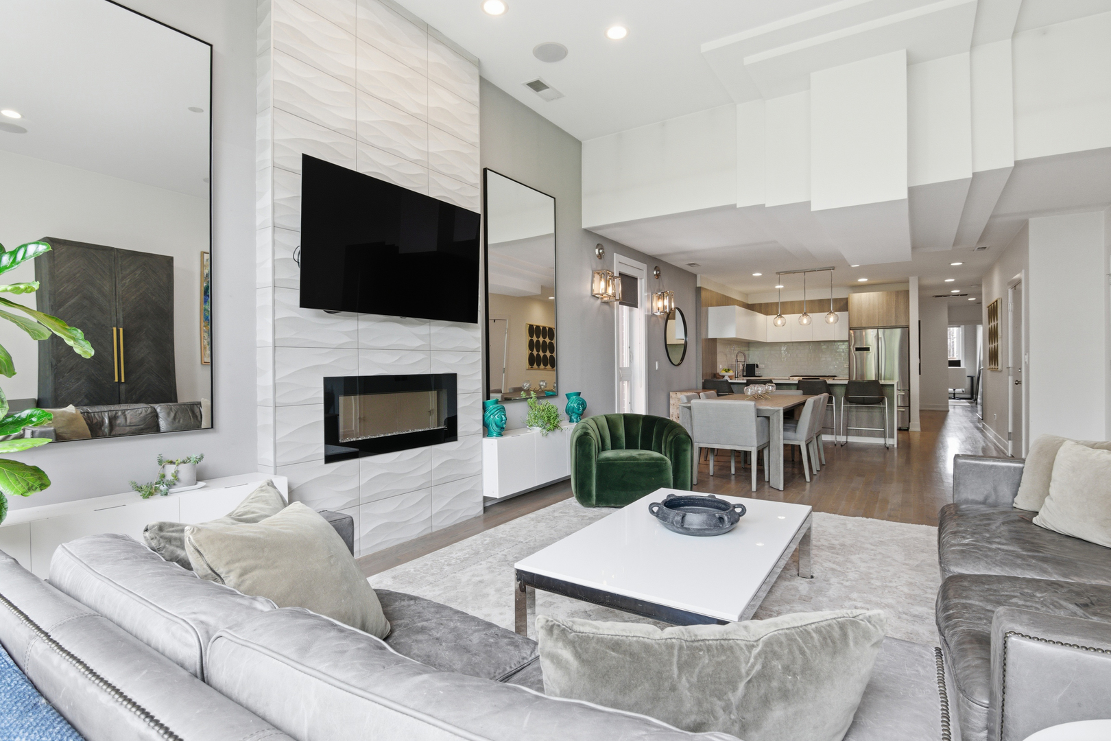 1639 N Artesian Avenue Unit: 2N