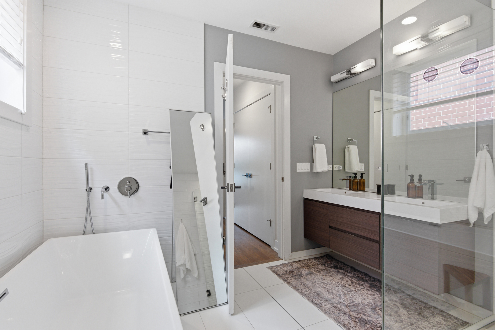 1639 N Artesian Avenue Unit: 2N