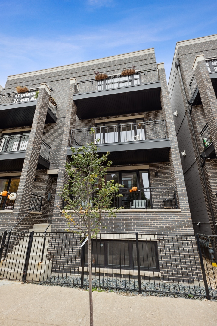 819 N PAULINA Street Unit: 2S