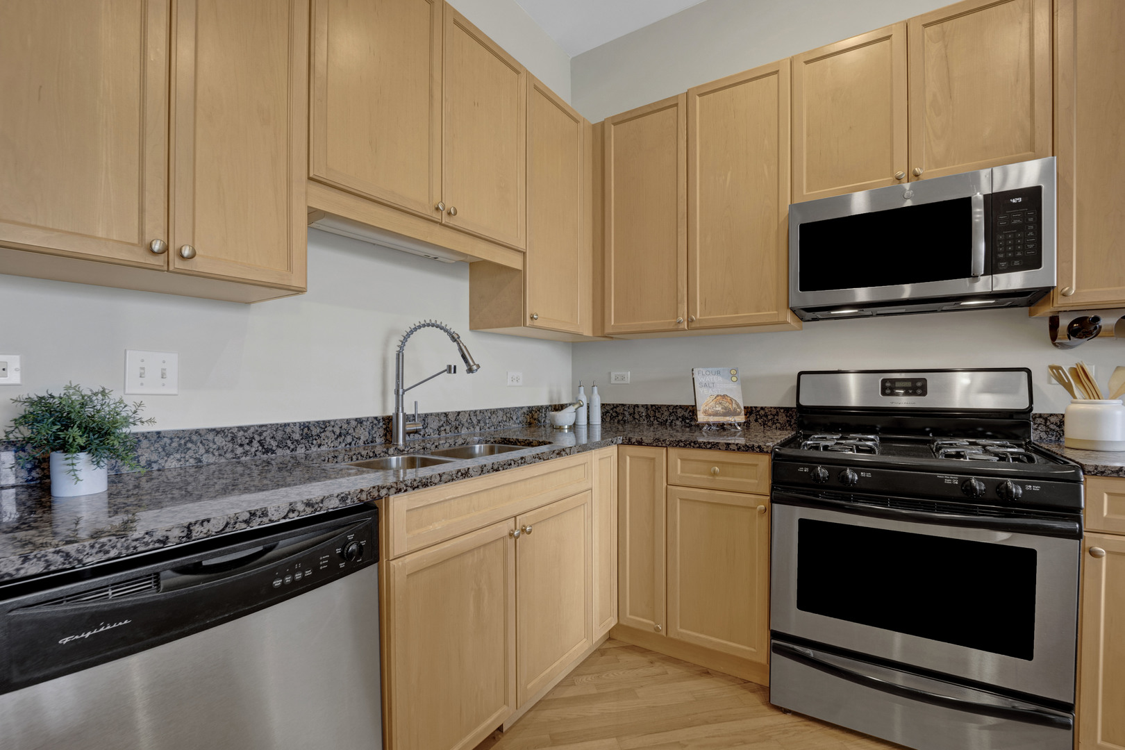 3125 W FULLERTON Avenue Unit: 510