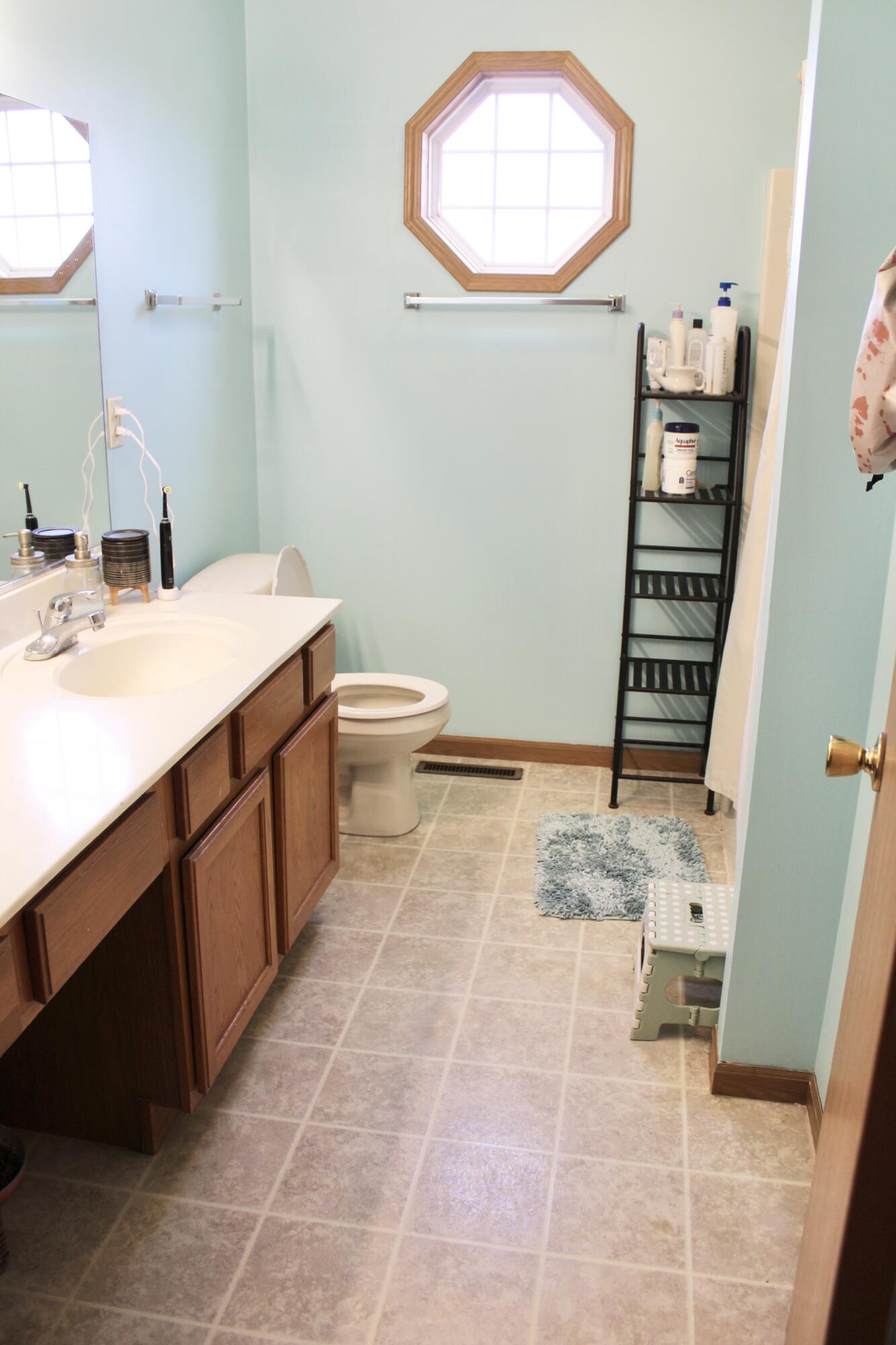 1603 W 11th Place