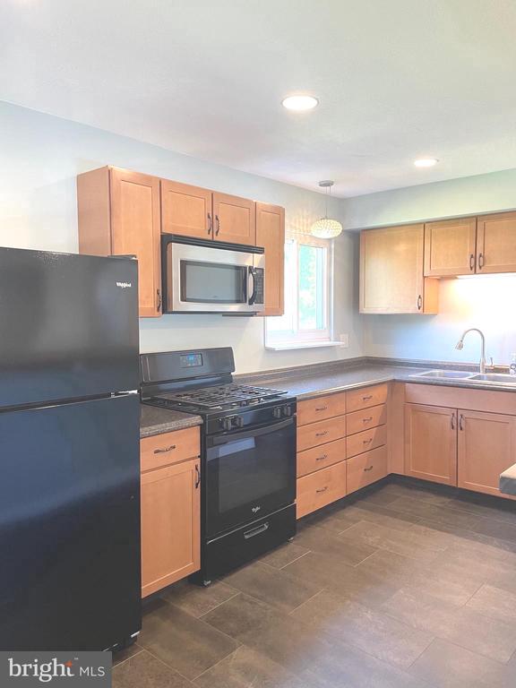 16 W Glenwood Dr #A