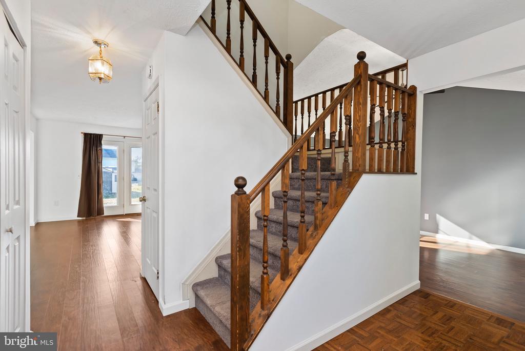 12 BRIARWOOD CT